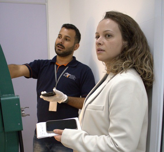 Koren visita o laboratório de LED do CTI com o tecnologista Caíque Serati de Brito.