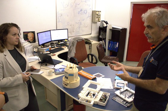 Koren com o tecnologista do CTI Serguei Balachov.