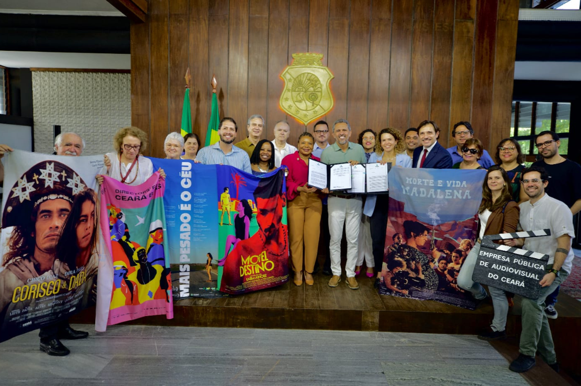 Ao lado do governador do Ceará, ministra participa da entrega do PL que cria a empresa pública de audiovisual do estado