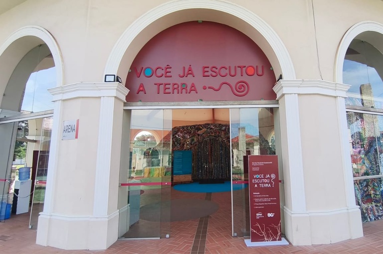 6ª Teia Nacional recebe a exposição “Você Já Escutou a Terra?” com curadoria de Ailton Krenak em Aracruz (ES)