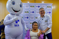 A convite de Padilha, ministra da Cultura toma vacina contra a gripe