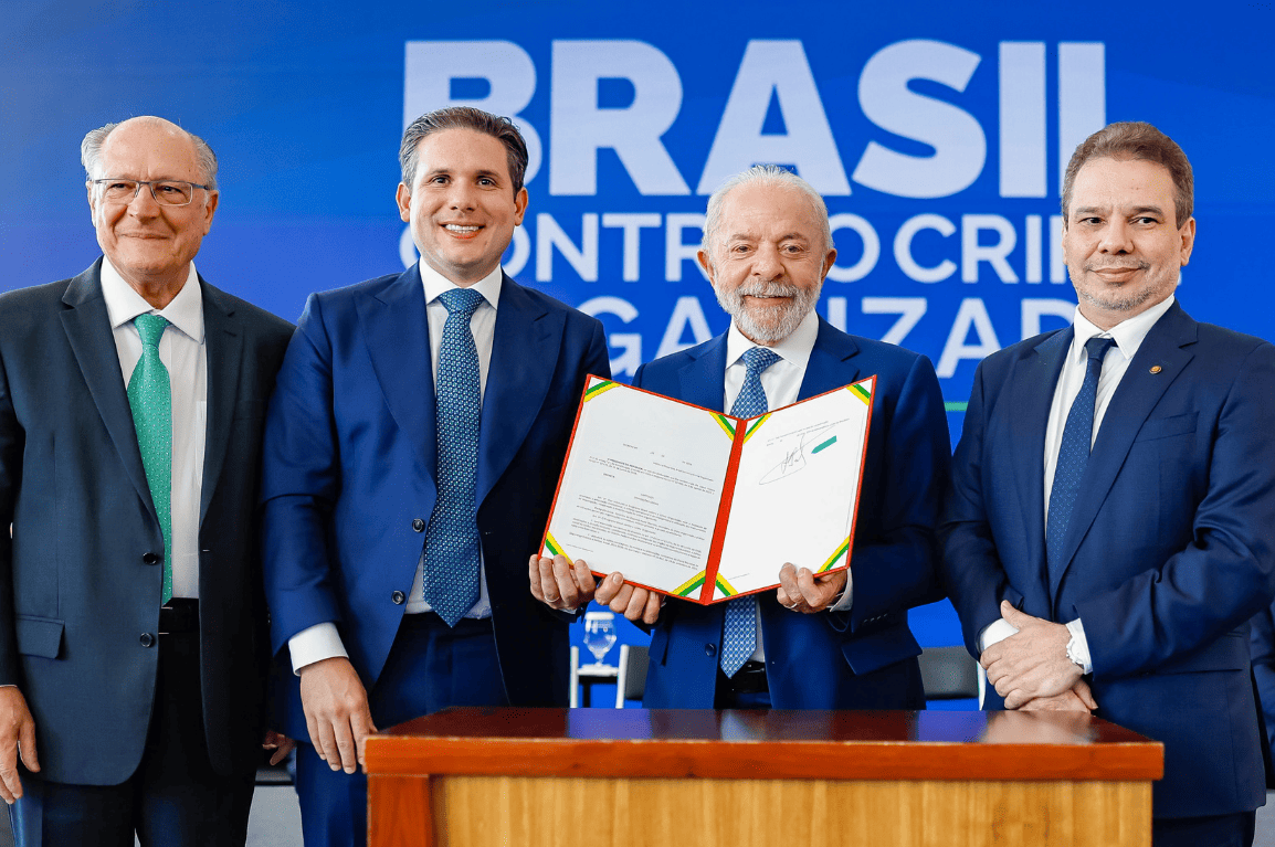 Ministra da Cultura esteve na cerimônia que marcou a criação da iniciativa, com investimentos e financiamentos de R$ 11 bilhões para fortalecer o enfrentamento ao crime organizado no país