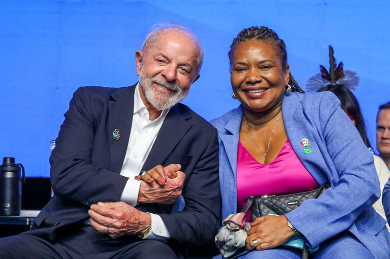 Ao lado de Lula, ministra da Cultura participa da abertura da Caravana Federativa em MG