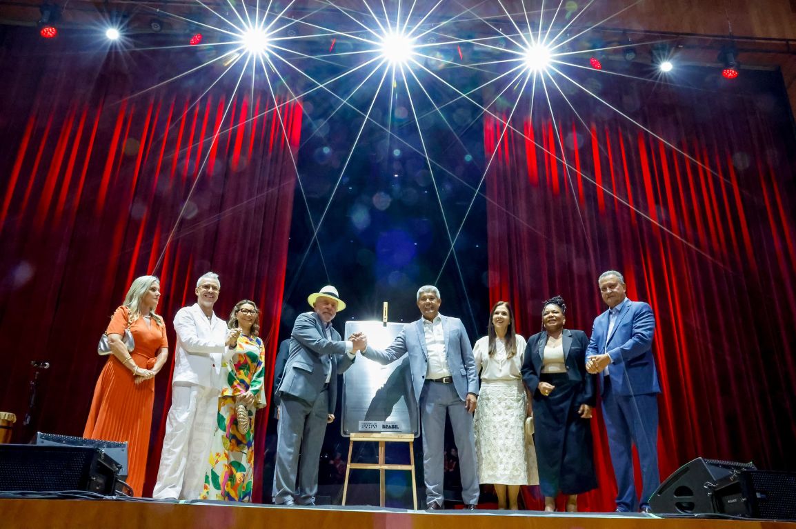 Ao lado do presidente Lula, ministra Margareth Menezes reinaugura o novo TCA, em Salvador