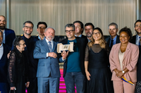 Com presença do MinC, Lula recebe elenco de O Agente Secreto no Cine Alvorada