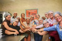 Com primeiras-damas do Brasil e da Bahia e ministra da Igualdade Racial, Margareth Menezes visita cozinha solidária em Salvador