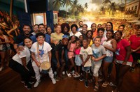 Em Salvador, ministra visita exposição que celebra 40 anos da Axé Music