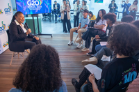 Estudantes da rede pública entrevistam a ministra Margareth Menezes