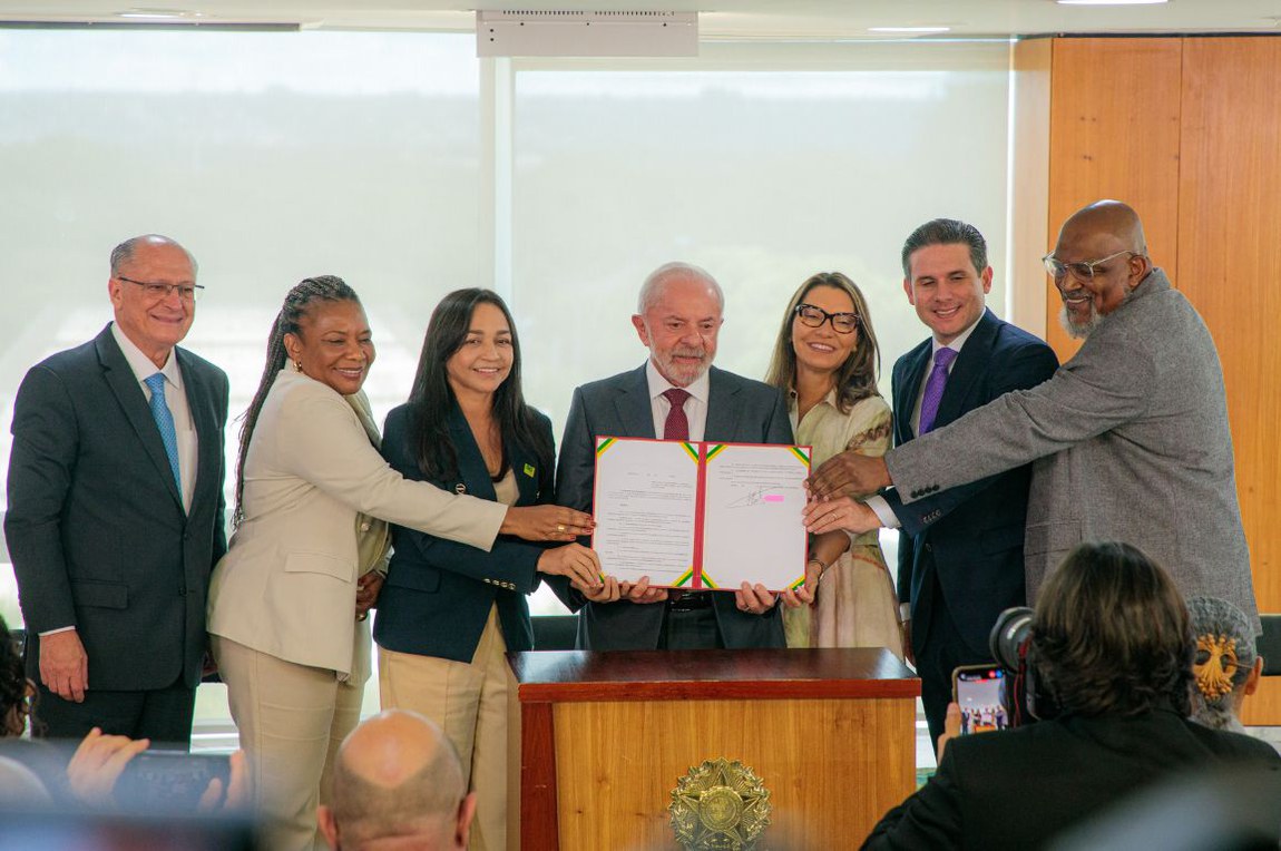 Presidente e Ministra da Cultura assinaram decreto que formaliza diretrizes para o fomento, a proteção e a valorização das expressões artísticas ligadas à fé cristã.