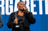 Margareth Menezes recebe Troféu Raça Negra 2025 em noite de celebração à cultura afro-brasileira