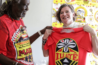 Mariana Mazzucato visita Senzala do Barro Preto e conhece ações do bloco Ilê Aiyê