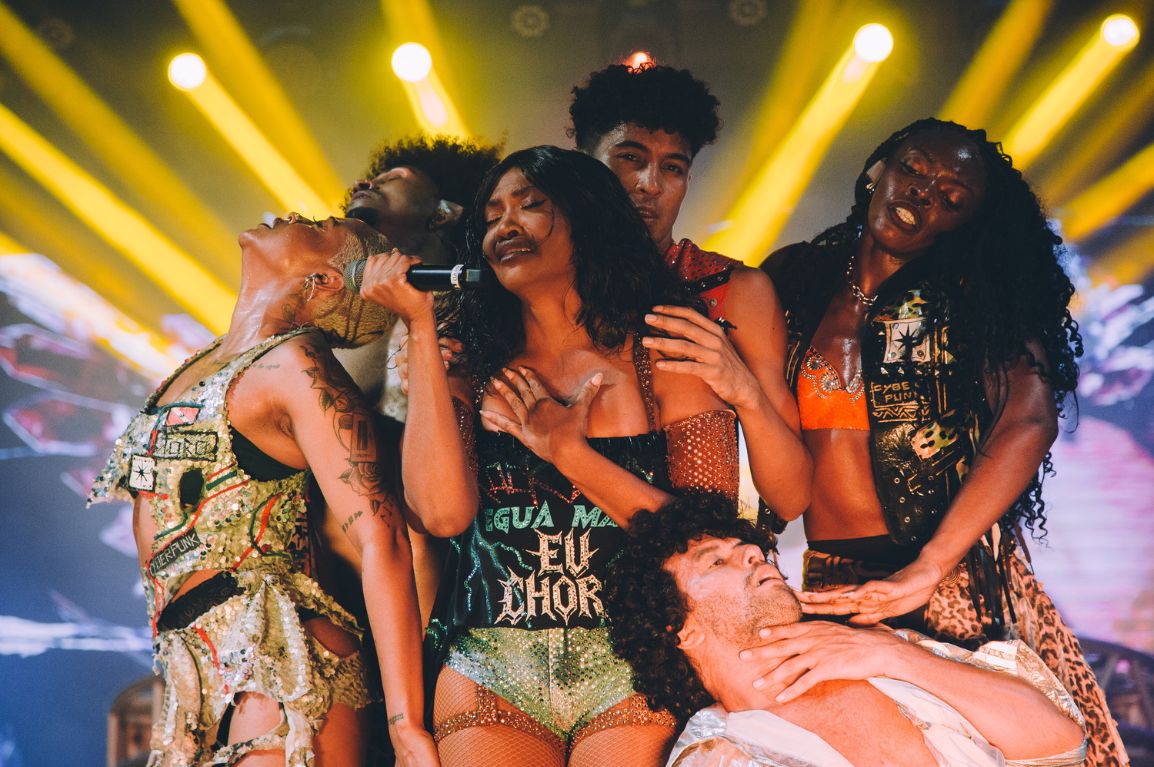 Pela manhã, palhaçaria clássica, acrobacias e manifestações de multiartistas foram apresentadas no Centro Cultural Banco do Nordeste