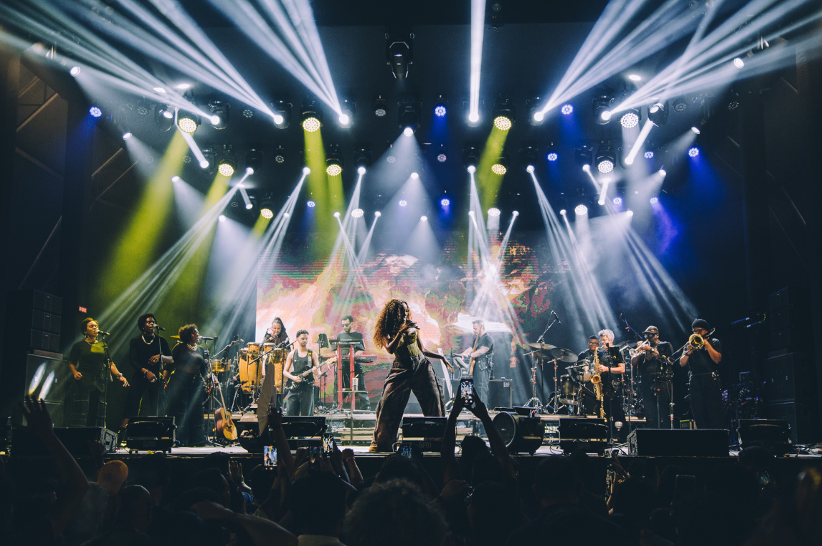 Apresentações musicais gratuitas, com nomes como Iza e Getulho Abelha, reúne multidão após quatro dias de atividades formativas e conexões entre empreendedores culturais