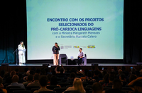 Ministra celebra acordo com agentes culturais selecionados no edital Pró-Carioca Linguagens