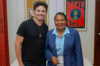 Ministra da Cultura recebe Silvero Pereira em Brasília