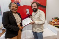 Ministra entrega Ordem do Mérito Cultural a Gregório Duvivier