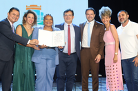 No Teatro São José, Margareth Menezes é condecorada com a Medalha Lauro Maia