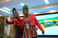 Palhaçaria e grafite mostram força das ruas na construção de comunidades fora das redes sociais