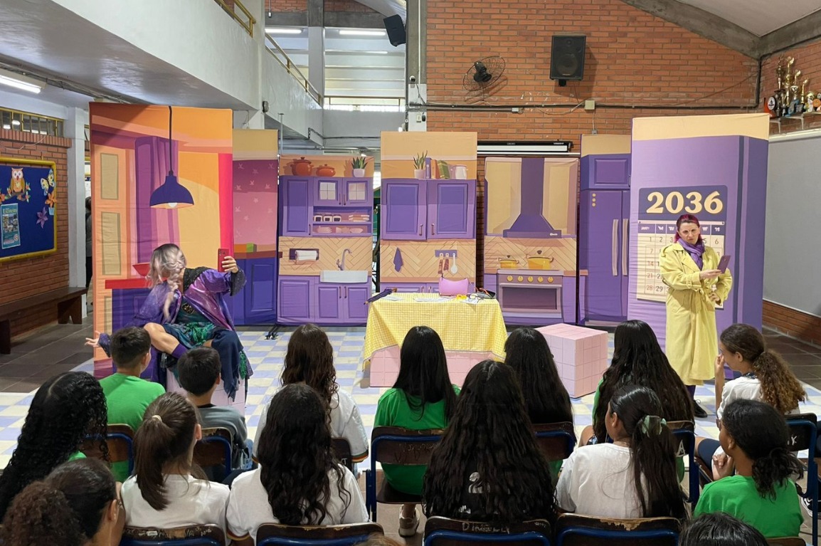 Ação em oito cidades do país aborda o tema em peça e oficina, além de workshop para trabalhadores da cultura