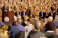 Representada pelo filho, Adélia Prado recebe Prêmio Camões no Itamaraty