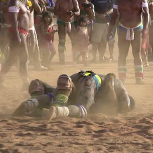 Imagem de um indígena na luta Huka-huka