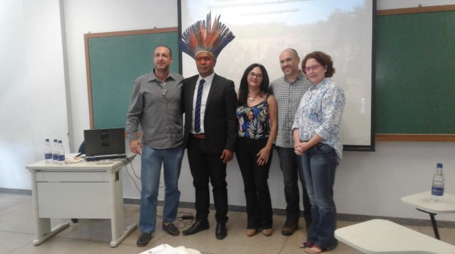 Foto comigo e os membros da banca examinadora de minha defesa de dissertação (curso de Mestrado Interdisciplinar em Direitos Humanos) Fonte: arquivo pessoal de Camila Mainardi em 2016