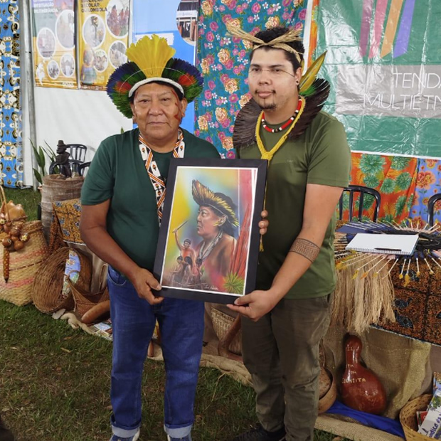 Davi Kopenawa e José Xêcajcàr Alecrim. Momento de diálogo e apresentação da revista PIHHY, acompanhada por uma ilustração criada especialmente para o livro de Fernanda Kaingang, que dedica um de seus capítulos sobre a liderança de Davi Kopenawa.