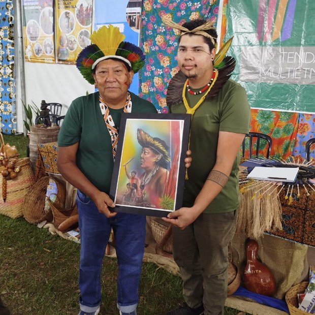 Davi Kopenawa e José Xêcajcàr Alecrim. Momento de diálogo e apresentação da revista PIHHY, acompanhada por uma ilustração criada especialmente para o livro de Fernanda Kaingang, que dedica um de seus capítulos sobre a liderança de Davi Kopenawa.