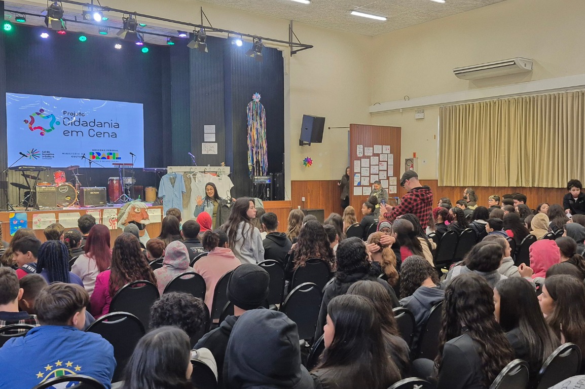 Projeto em Santa Catarina promove acesso de crianças e adolescentes à cultura e ao teatro com apoio da Lei Rouanet