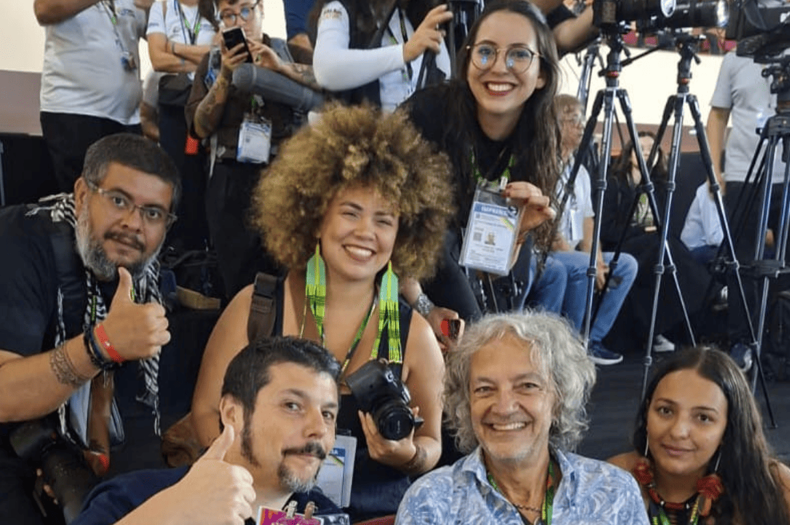 Membros da equipe da Cobertura Colaborativa trabalhando durante a abertura da Teia. Foto: Divulgação