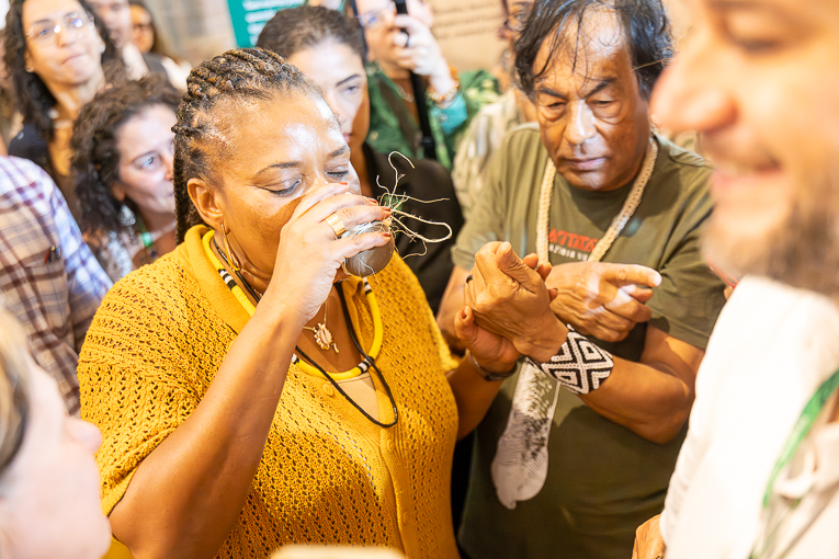 ministra tomando café.JPG