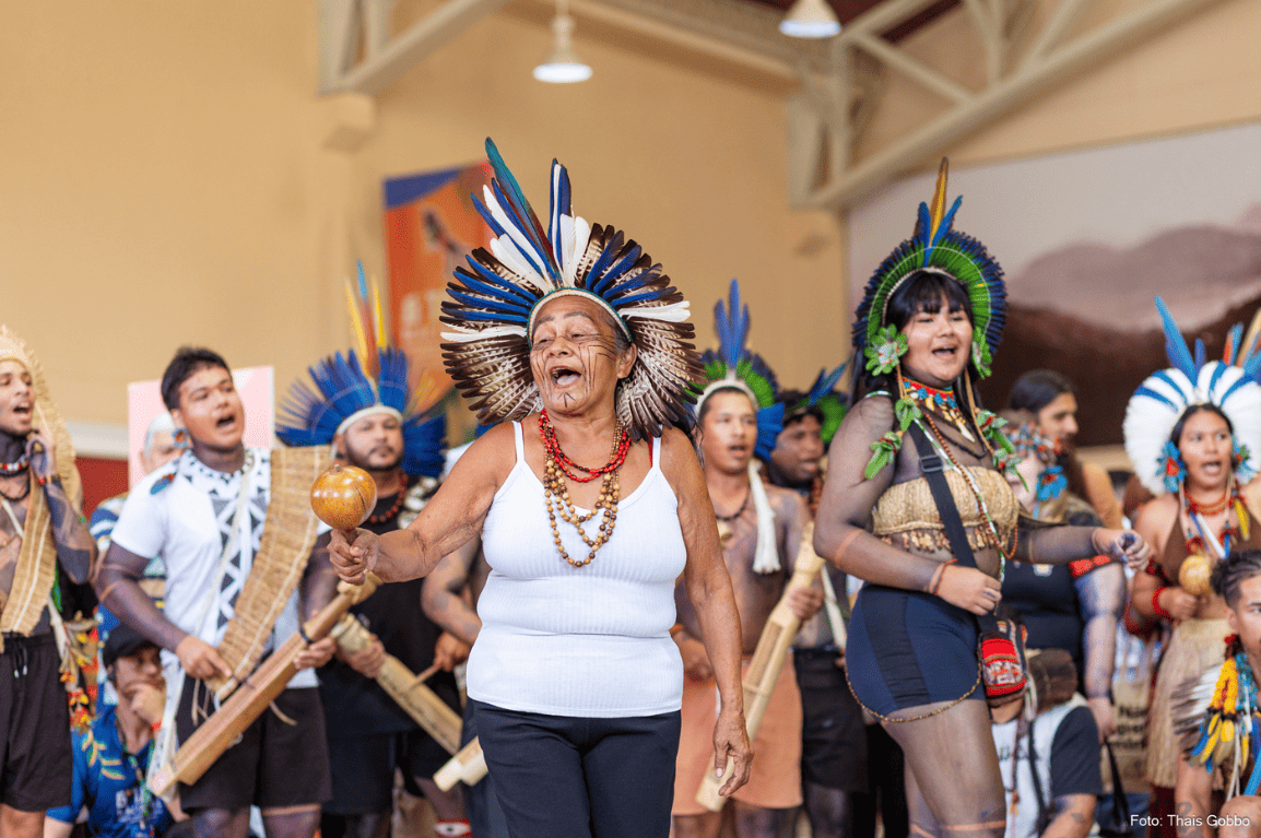 Indígenas Tupinikim apresentam música e dança. Foto: Thais Gobbo