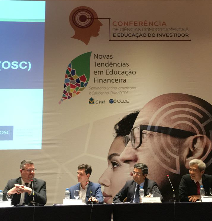 Frederico Shu, coordenador da COP/CVM, participa do Painel 4 sobre insights comportamentais com Tyler Fleming (diretor da área de investidores da Ontario Securities Commission) e Ricardo Pena (PhD e presidente da Funpresp). O moderador foi Luis Lopes Martins (assessor do Tribunal Regional Federal - TRF2)