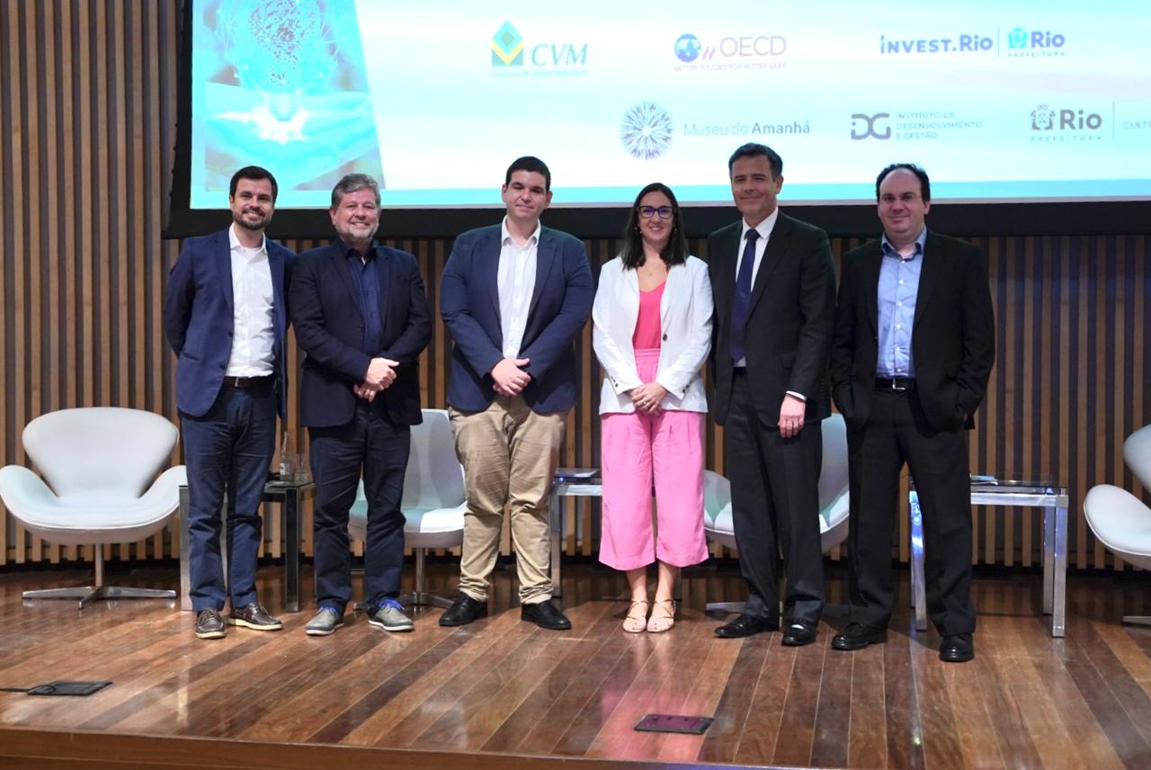 Chicão Bulhões, advogado; Ricardo Piquet, CEO do IDG; Julio Azevedo, vice-presidente da Invest.Rio; Maria Garibaldi, diretora do Museu do Amanhã; José Alexandre Vasco, superintendente da CVM; e MArcel Balassiano, subsecretário de Desenvolvimento Econômico da Prefeitura do Rio | Foto: Hugo Barreiro