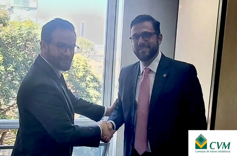 Foto:  Assessor Especial do Ministério da Fazenda, Marcelo Negro, e Presidente da CVM, João Pedro Nascimento, apertam mãos em encontro