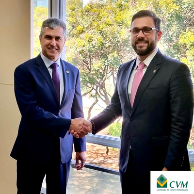 Foto: Secretário-Executivo do Ministério da Fazenda, Dario Durigan, e Presidente da CVM, João Pedro Nascimento, apertam mãos em encontro