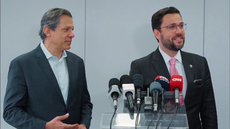 Fernando Haddad, Ministro da Fazenda, e João Pedro Nascimento, Presidente da CVM, durante a coletiva realizada em 20/10/2023, em São Paulo (foto: Assessoria de Comunicação da CVM)