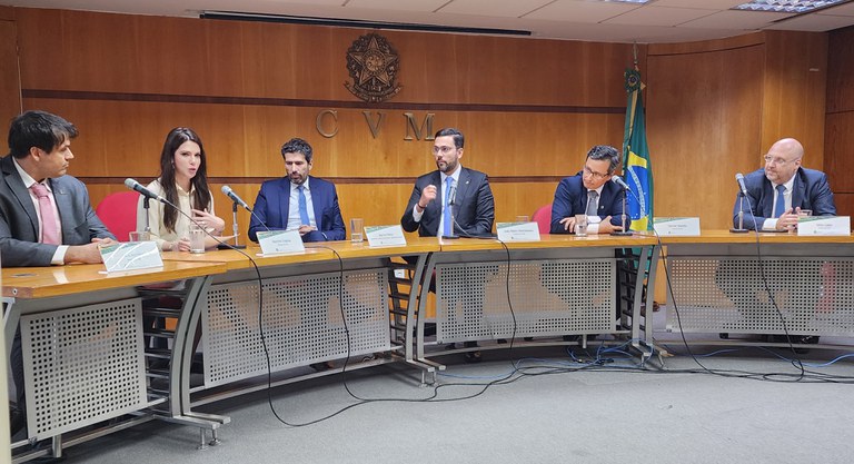 (esq. p/ dir.) João Accioly (Diretor da CVM), Marina Copola (Diretora da CVM), Marcos Pinto (Secretário de Reformas Econômicas do Ministério da Fazenda), João Pedro Nascimento (Presidente da CVM), Daniel Maeda (Diretor da CVM) e Otto Lobo (Diretor da CVM)   