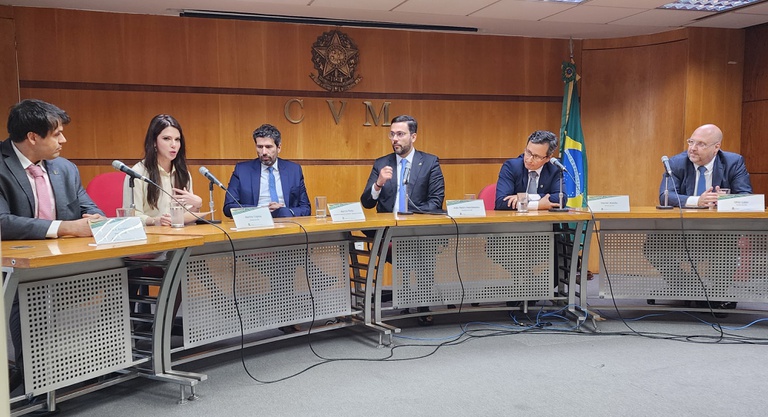(esq. p/ dir.) João Accioly (Diretor da CVM), Marina Copola (Diretora da CVM), Marcos Pinto (Secretário de Reformas Econômicas do Ministério da Fazenda), João Pedro Nascimento (Presidente da CVM), Daniel Maeda (Diretor da CVM) e Otto Lobo (Diretor da CVM)