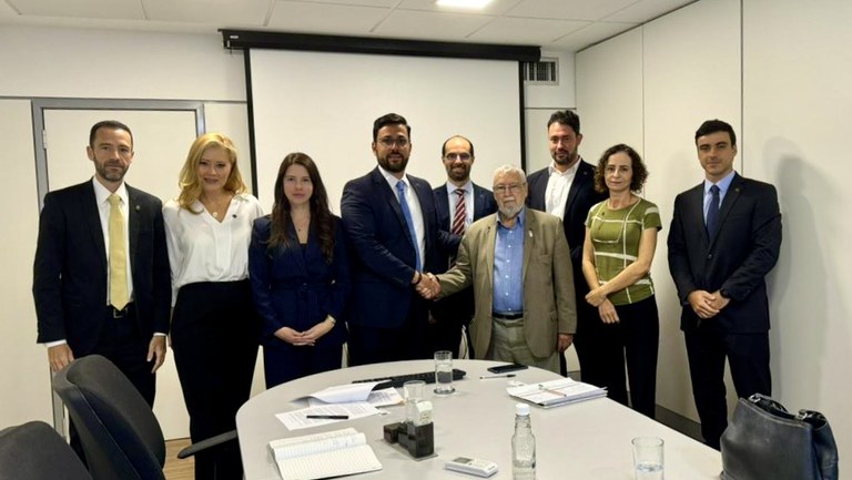 Representantes da CVM e do MGI em reunião institucional
