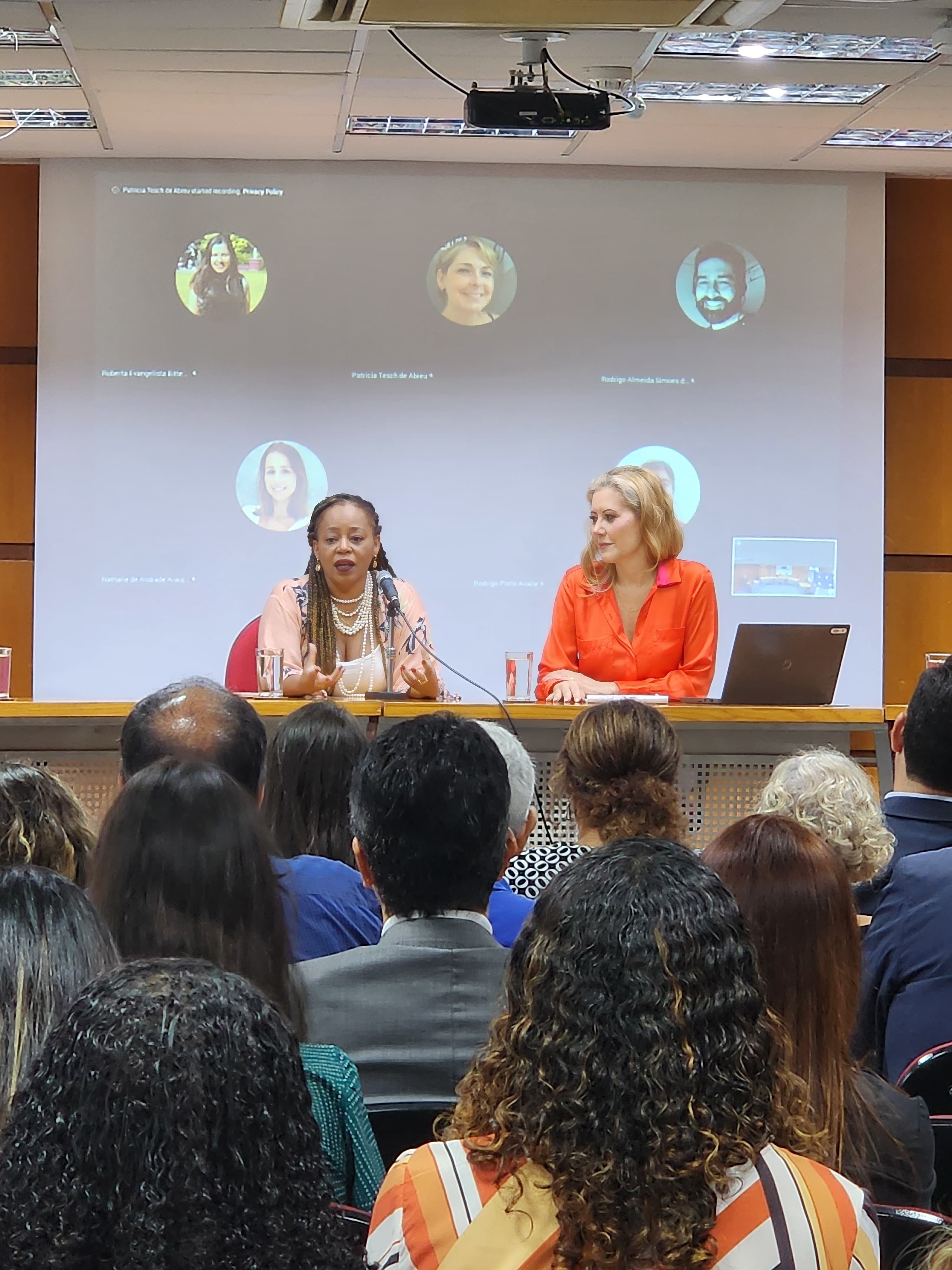 Painel de abertura, com Andréa Alves (SGP/CVM) e Adriana Cruz, Secretária-Geral do Conselho Nacional de Justiça (CNJ)