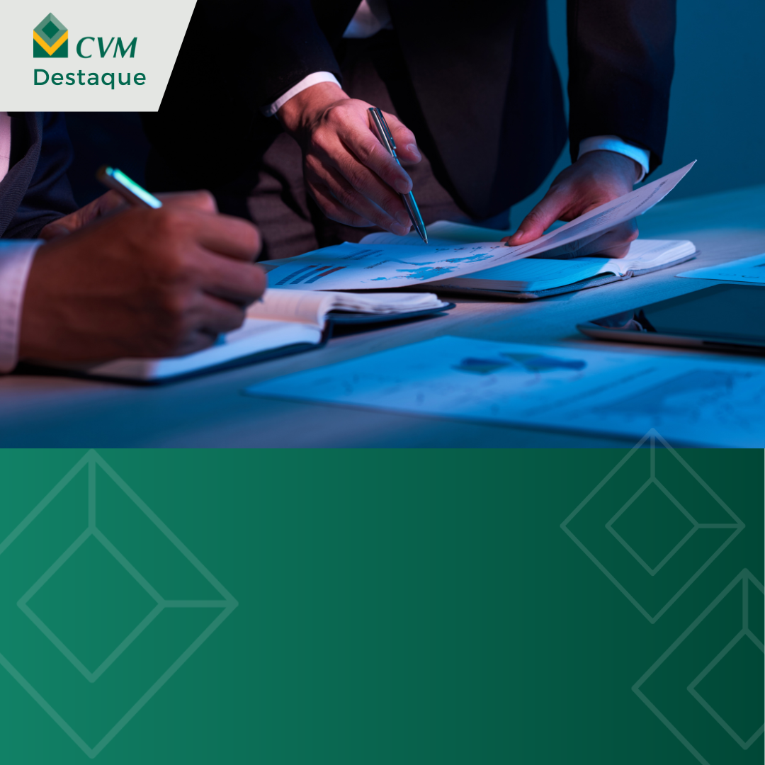 Mãos de executivos analisando gráficos e documentos em uma mesa de reunião, com o logo "CVM Destaque".