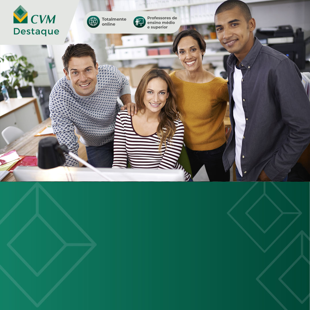 Professores reunidos em ambiente educacional, destaque para curso online da CVM.