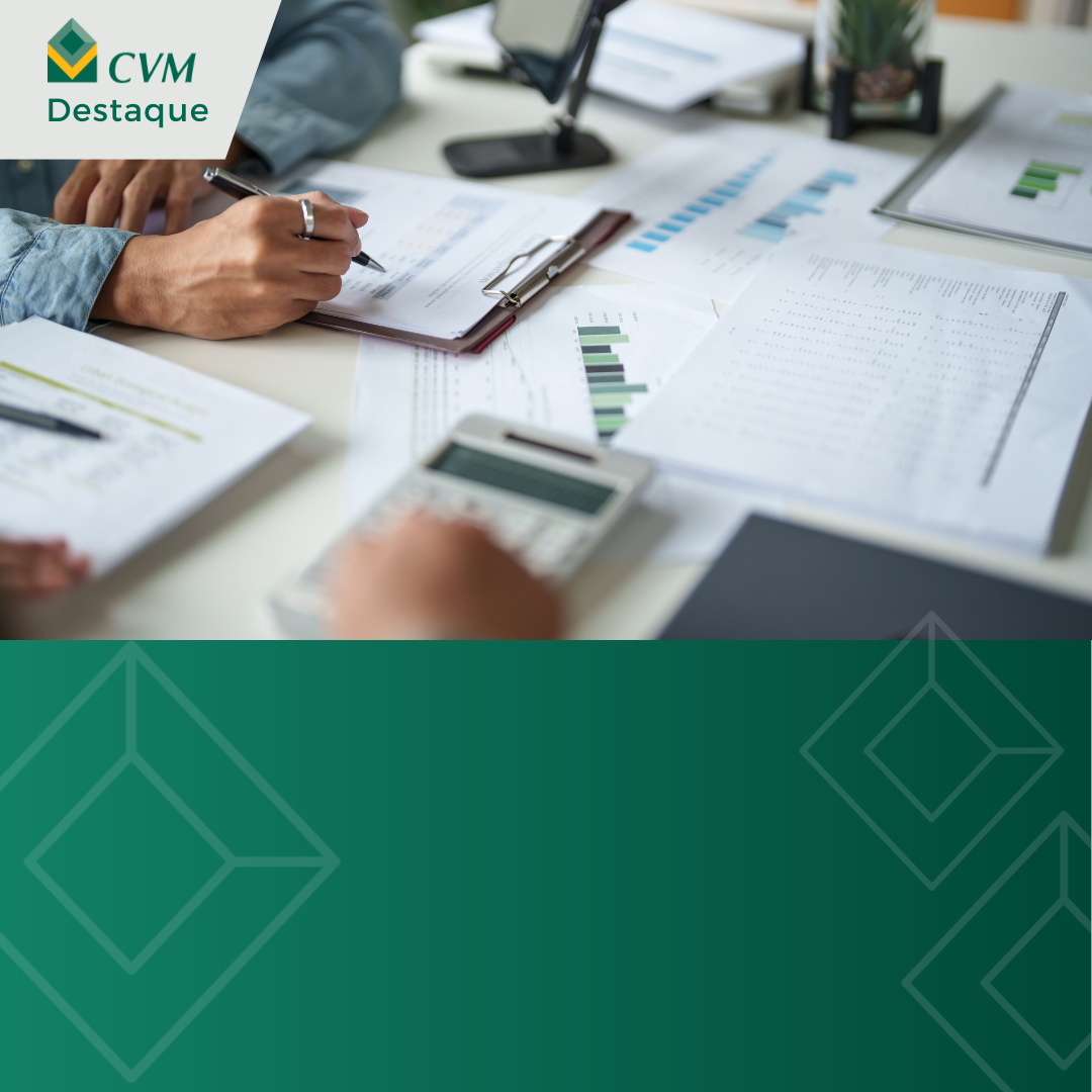 Pessoa analisa relatórios financeiros com gráficos e calculadora, selo CVM Destaque.