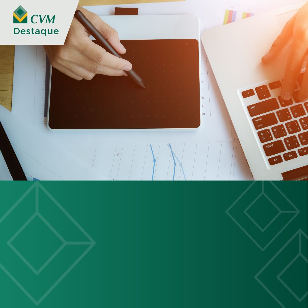 Destaque CVM: Mãos usam mesa digitalizadora e notebook.