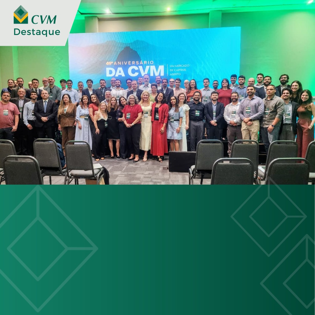 foto de grupo de servidores CVM com telão de fundo