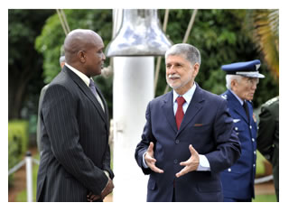 24/01/2012 - DEFESA - Brasil apoia renovação da defesa surinamesa