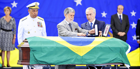 28/02/2012 - DEFESA - Militares mortos em base na Antártida chegam ao Brasil e são condecorados no Rio