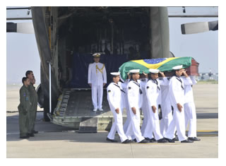 28/02/2012 - DEFESA - Militares mortos em base na Antártida chegam ao Brasil e são condecorados no Rio