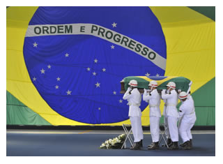 28/02/2012 - DEFESA - Militares mortos em base na Antártida chegam ao Brasil e são condecorados no Rio